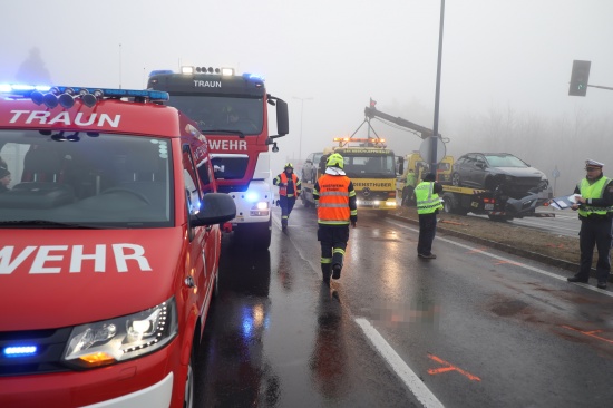 Serienunfall bei glatter Fahrbahn und Nebel auf Wiener Strae in Traun