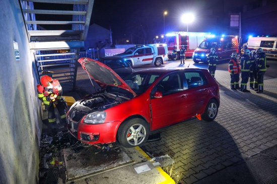 Auto bei Unfall in Wels-Pernau frontal gegen Halle eines Unternehmens gekracht