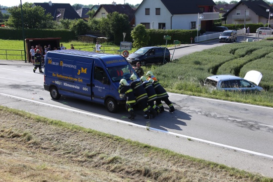 Ein Verletzter bei Verkehrsunfall im Kreuzungsbereich in Weißkirchen an der Traun