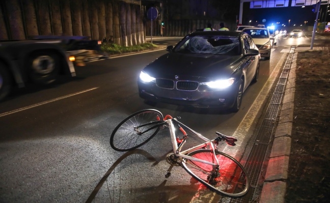 Radfahrer in Kreuzungsbereich in Wels-Pernau von Auto erfasst und schwer verletzt