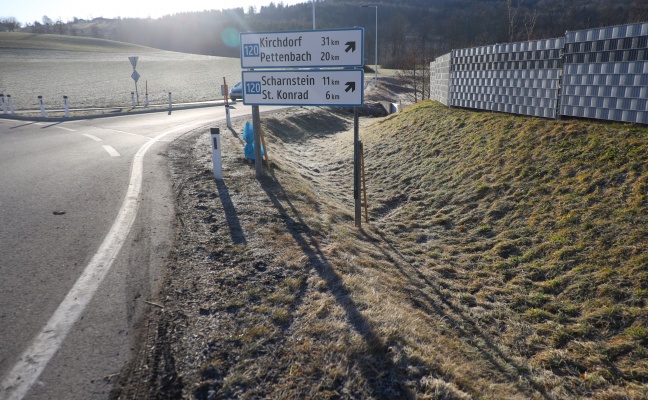 Autolenker nach Unfall im Kreisverkehr in Gschwandt durch Feuerwehr aus PKW gerettet