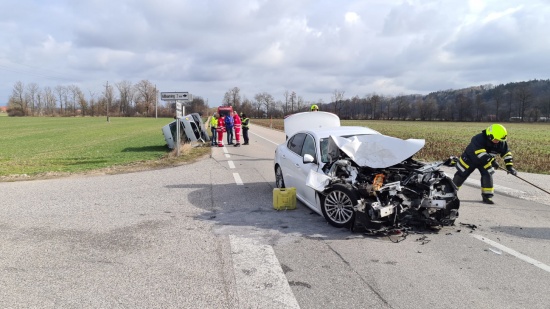 Drei Verletzte bei Kollision zwischen PKW und Kleintransporter in Weikirchen an der Traun