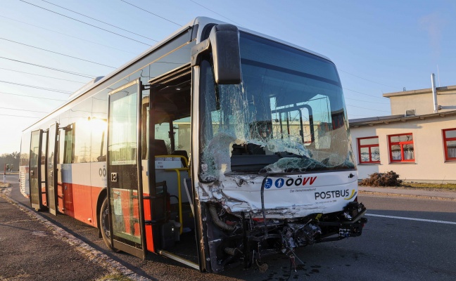 Kollision zwischen Bus und zwei weiteren Fahrzeugen auf Braunauer Strae in St. Peter am Hart