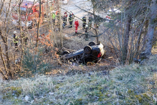 Mining: Auto landet nach berschlag in Betriebsgelnde eines Kieswerks