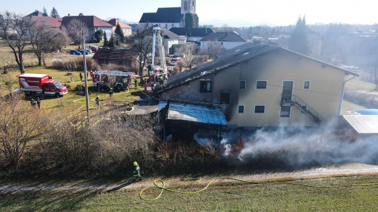 Brand in Ried im Traunkreis von Anbau teilweise auf angrenzendes Wohnhaus bergegriffen