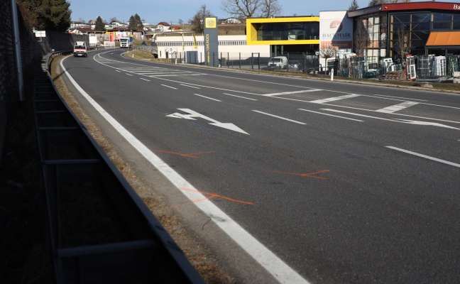 LKW kracht auf Salzkammergutstrae bei Pinsdorf gegen Mopedauto