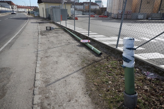 Feuerwehr entfernte in Wels-Vogelweide besch�digte Stra�enlaterne