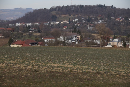 Feuerwehr und Rettungsdienst bei Personenrettung in Leonding im Einsatz