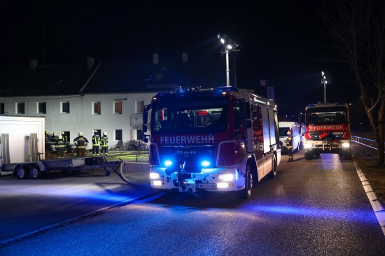 Brand zweier abgestellter Fahrzeuge auf einem Firmengelnde in Wels-Neustadt