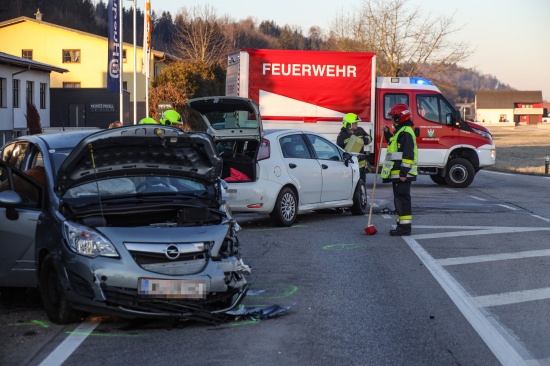 Kreuzungscrash mit drei beteiligten Fahrzeugen in Weikirchen an der Traun