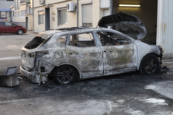 Auto auf Parkplatz vor Firmenhalle in Wels-Pernau ausgebrannt