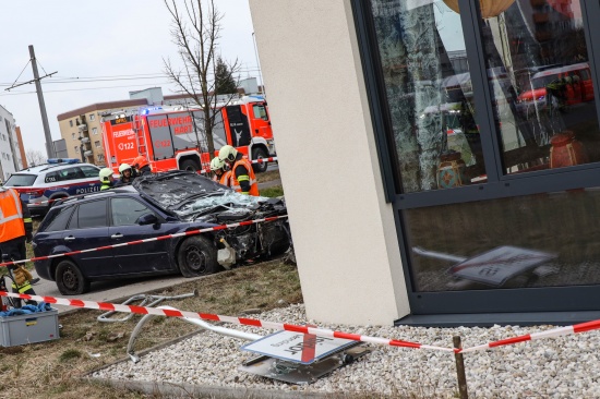 Auto kracht bei Verkehrsunfall auf Kremstalstrae in Leonding in Restaurant