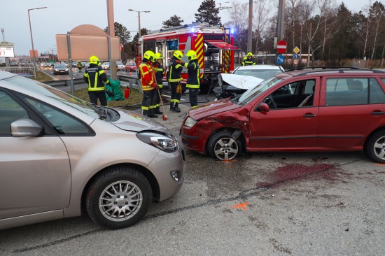 Kollision zwischen drei Autos in Kreuzungsbereich der Wiener Strae bei Pasching