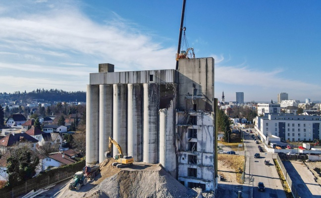 Spektakulre Abbrucharbeiten der Siloanlage des ehemaligen Lagerhaus-Areals in Wels-Pernau