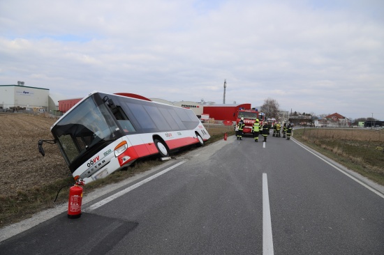 Linienbus auf Wallerner Strae bei Fraham von der Strae abgekommen und in Graben gerutscht