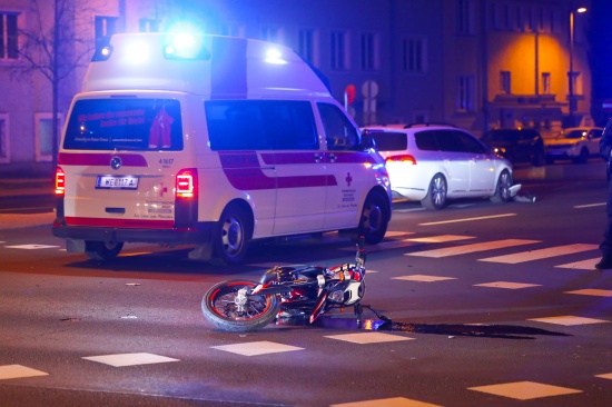 Kreuzungsunfall zwischen Moped und PKW in Wels-Innenstadt