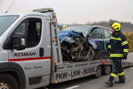 Schwere Kollision zwischen zwei Autos bei Schlierbach
