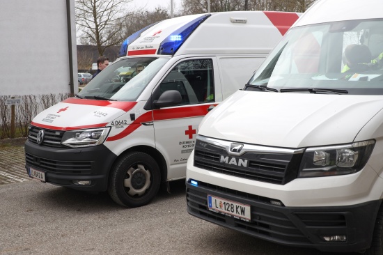 Einsatzkrfte zu Brand in einer Mehrparteienhauswohnung in Traun alarmiert