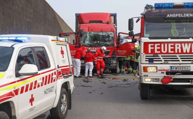 Menschenrettung: LKW-Lenker nach Auffahrunfall durch Feuerwehr aus Fahrerkabine befreit
