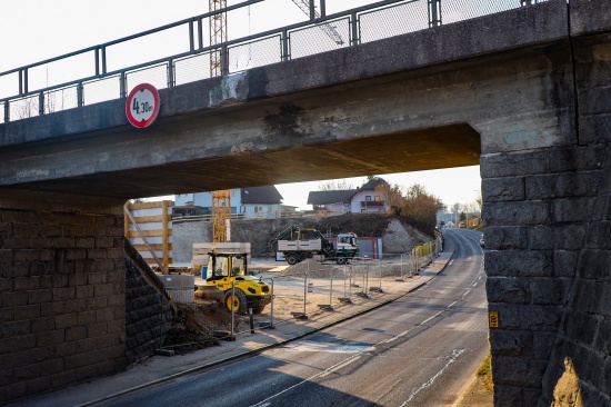 Eisenbahnbrcke gerammt: Schwerer Unfall mit ausgefahrenem LKW-Ladekran in Edt bei Lambach