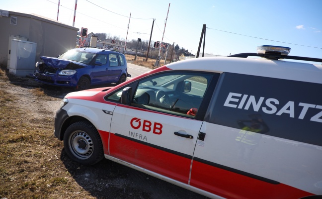 Unfall auf Gmundener Straße in Edt bei Lambach im Bereich eines Bahnübergangs