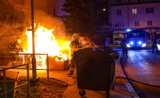 Brand eines Altpapiercontainers bei einer Mllinsel in Wels-Neustadt