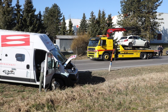 Unfall zwischen PKW und Kleintransporter auf Pyhrnpass Strae in Thalheim bei Wels