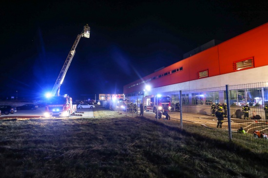 Neun Feuerwehren bei Brand in einer Produktionshalle in Altheim im Einsatz