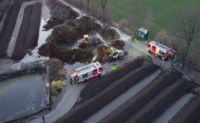 Drei Feuerwehren bei Brand in einer Kompostieranlage in Enns im Einsatz