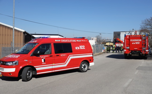 Beschdigte Straenlaterne in Traun durch Feuerwehr entfernt