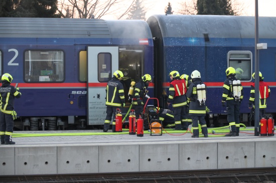 Brand in einem Nachtreisezug sorgt fr Einsatz von drei Feuerwehren