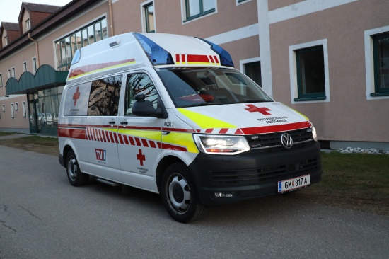 Feuerwehr und Rettungsdienst bei Personenrettung in Laakirchen im Einsatz