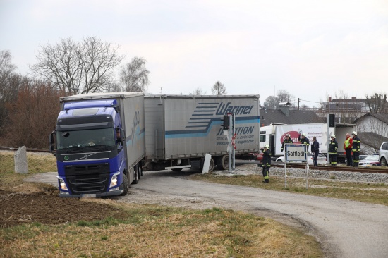 LKW steckte in Sattledt auf Bahnbergang der Almtalbahn fest