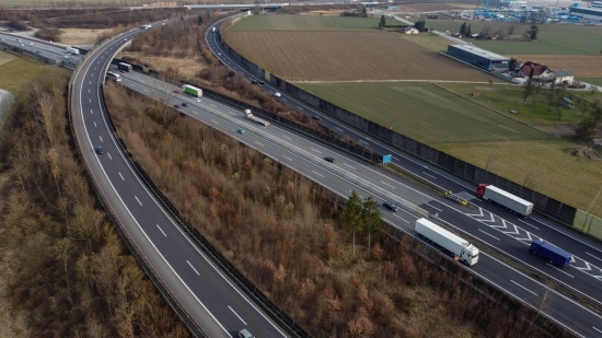 Unfall am Knoten Wels: Beifahrerin (61) von losgel�ster Radschraube eines LKW schwer verletzt