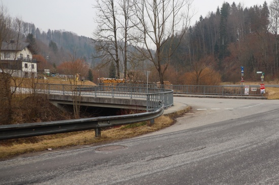 Altmnster: Bub (5) steckte im Gelnder der Aurachbrcke fest