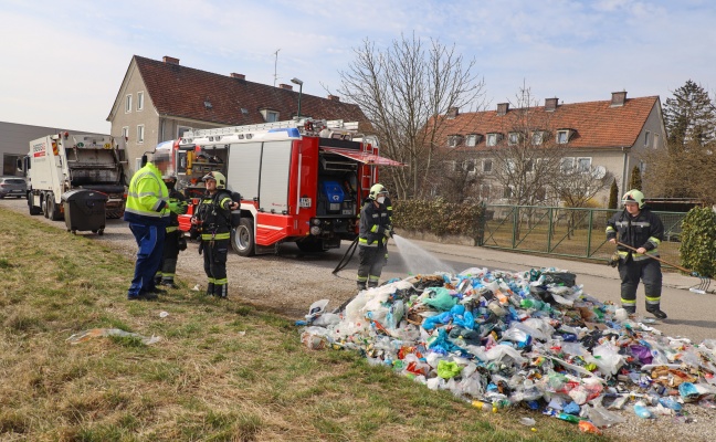 Brand von Abfall in einem Entsorgungsfahrzeug in Wels-Neustadt