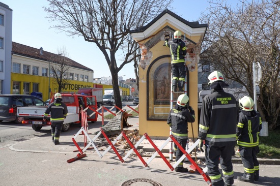 Kreuzwegkapelle in Wels-Innenstadt von LKW bei Abbiegemanver gerammt und schwer beschdigt