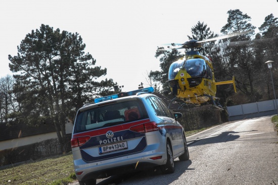 Notarzthubschrauber in Marchtrenk nach internem Notfall im Einsatz