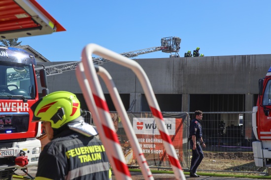 Rauchsule ber Traun: Brand bei Flmmarbeiten am Dach einer Baustelle rasch gelscht