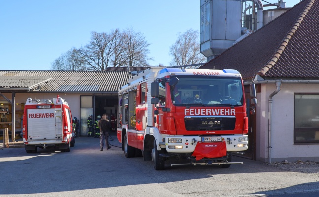 Brand einer Filteranlage in einer Tischlerei in Kallham sorgt fr Einsatz von vier Feuerwehren