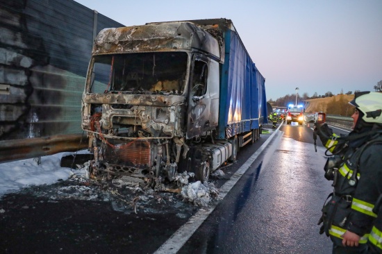 Sattelzugmaschine auf Innkreisautobahn in Pichl bei Wels in Vollbrand