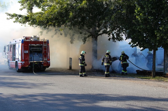 Feuerwehr bei Flurbrand in Wels im Einsatz