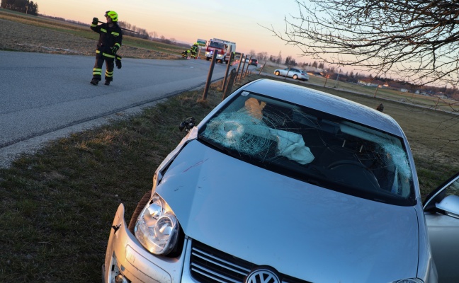 Kreuzungscrash zwischen zwei Autos in Eberstalzell endet glimpflich