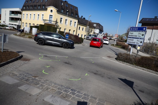 Motorradlenker bei Auffahrunfall im Kreisverkehr in Thalheim bei Wels schwer verletzt