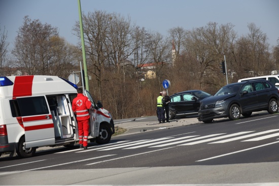 Kreuzungskollision auf Pyhrnpass Strae in Thalheim bei Wels fordert eine verletzte Person