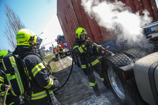 Heigelaufene Bremse eines LKW fhrt zu Einsatz der Feuerwehr auf Wiener Strae in Marchtrenk