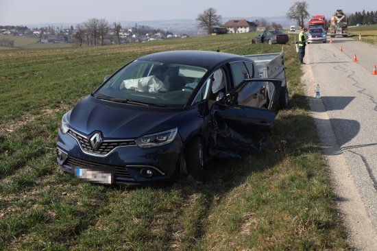 Kollision zwischen PKW und PKW samt Anh�nger in Wei�kirchen an der Traun endet glimpflich