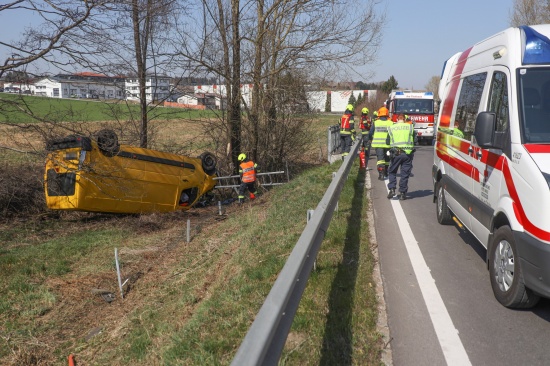 Pakettransporter in Thalheim bei Wels von Pyhrnpass Strae abgekommen und in Bachbett berschlagen