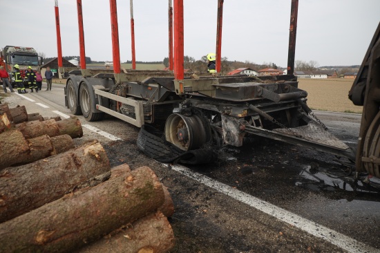 Brand bei Anhnger eines Holztransporters in Neukirchen bei Lambach