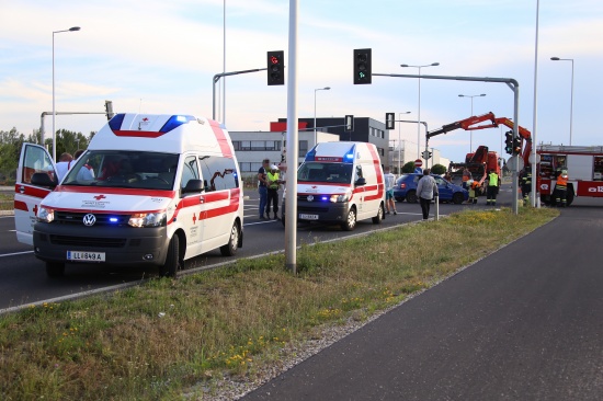 Fahrzeug bei Verkehrsunfall auf der Wiener Straße in Traun überschlagen